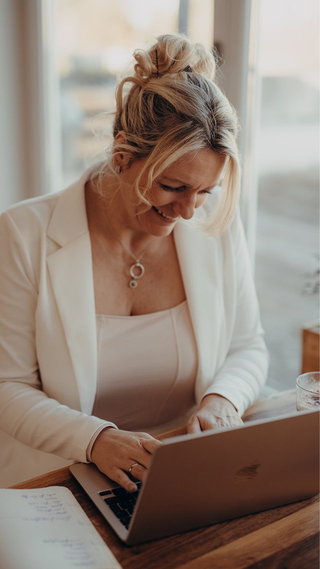 Olga Reyes-Busch, KI-Beraterin und Gründerin der HeadUpHigh GmbH, am Laptop
